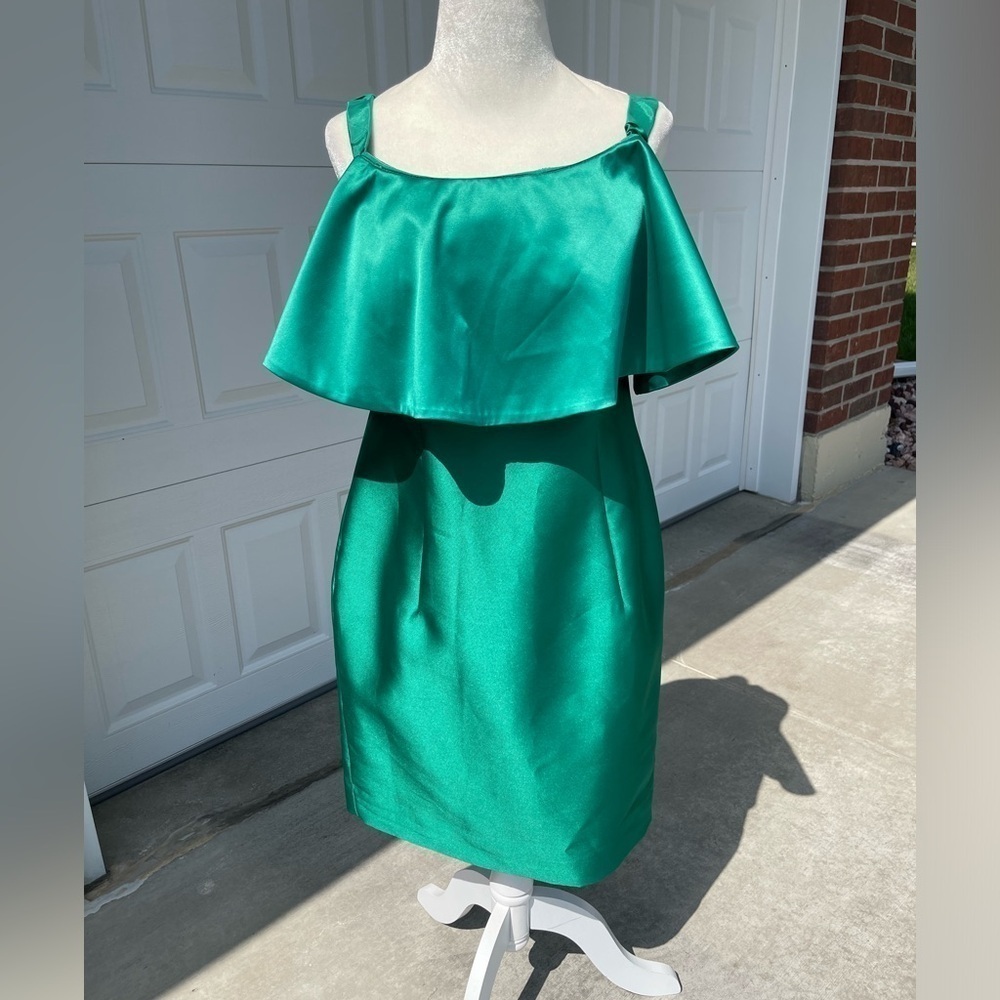 Adrianna Papell Women's Emerald Green
Off The Shoulder Mini Sheath Dress Size 6